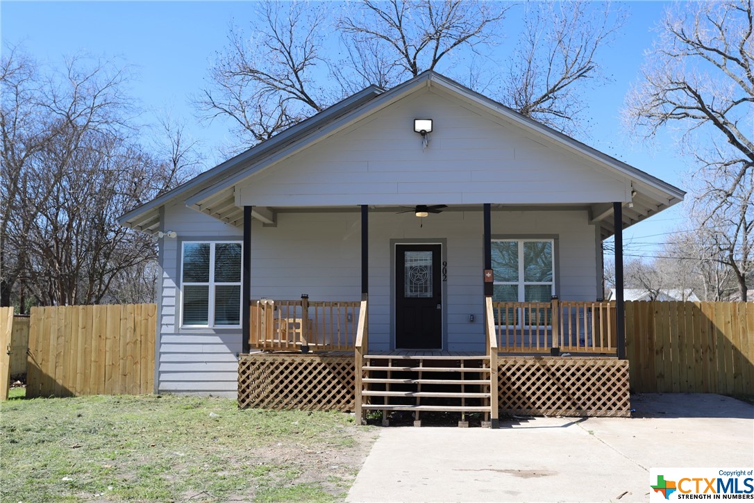 4/2 in heart of Temple. Minutes to Baylor Scott and White, The VA Hospital, downtown dining, shopping, or the mall. Fresh paint throughout. Large living room. Wood floors. Updated bathrooms. New blinds.