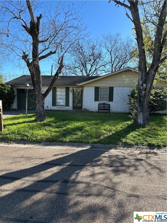 This 3 bedroom 1.5 bath home is perfect for a starter home or investment property.  Master bathroom has been updated.  It has a large fenced in backyard with several fruit trees.   It is centrally located and close to an elementary, middle and highschool.   Located near several restaurants and within walking distance of Victoria College and UHV.