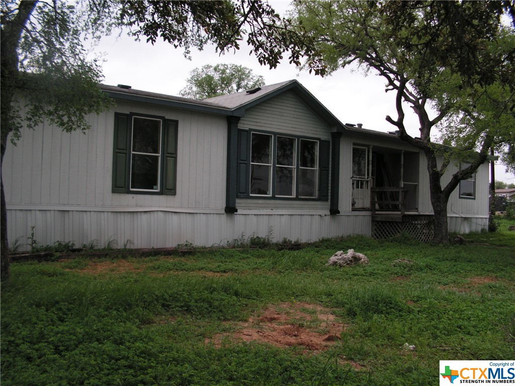 INVESTORS!! Handyman special, looking for cash buyer. Home sits on almost half acre (.4), fenced, 3 bedroom 2 bath, 1820 sq ft, & nice big level lot. Rebecca Creek Golf Course blocks away and HWY 281 access within 5 minutes from home. Come out and view today.