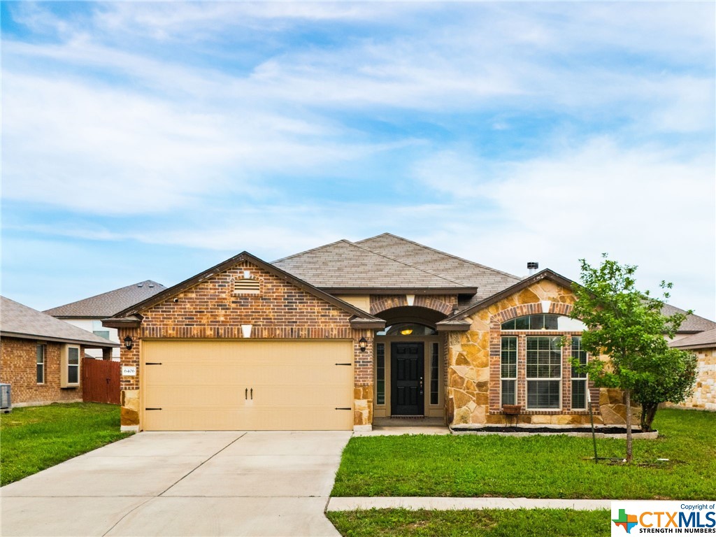 Welcome Home! This 4 bedroom, 2 Bathroom home not in an HOA awaits you!