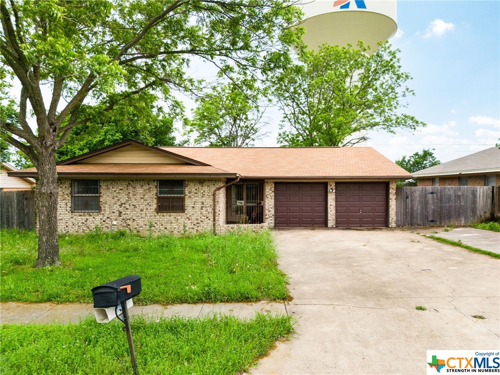 This 3 bed 2 bath 1444 sqft home is centrally located in the heart of Killeen, perfect starter home or investment.

Less than 15 mins to Fort Cavazos, walking distance to stores and fast food restaurants.

Call your favorite Realtor for a tour!!