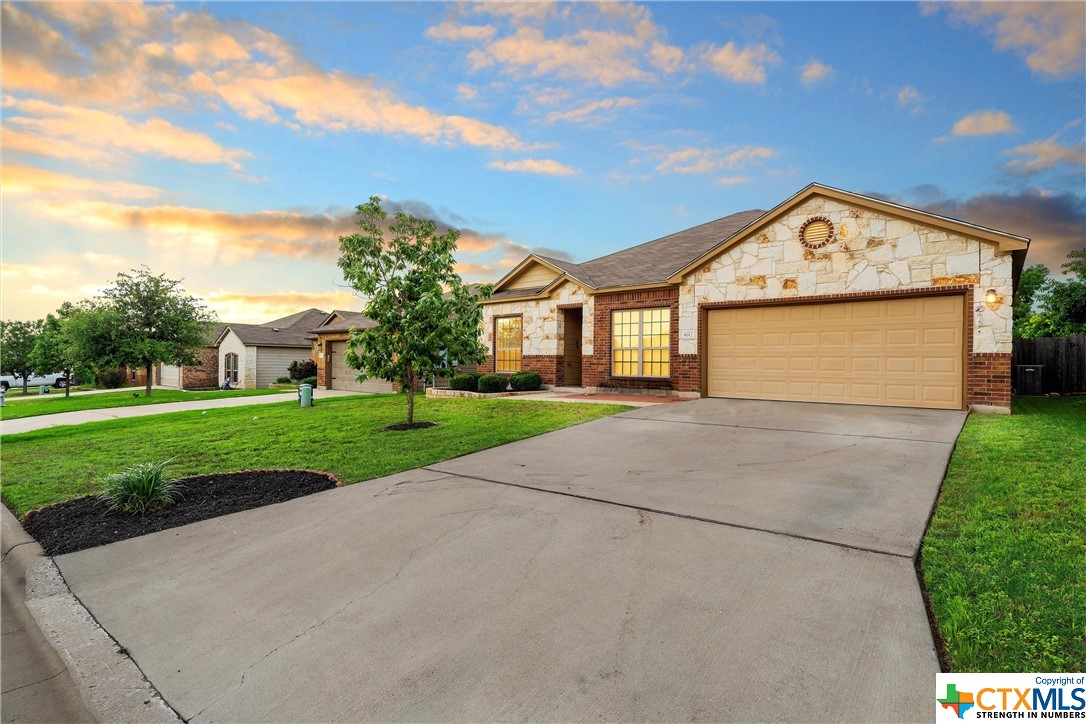 Beautiful home, 4 bedrooms 2 bath in the heart of West Temple.  Home is in the popular Belton ISD, close to restaurants, parks all within walking distance.  Kitchen is open to living room and dining perfect for entertaining!