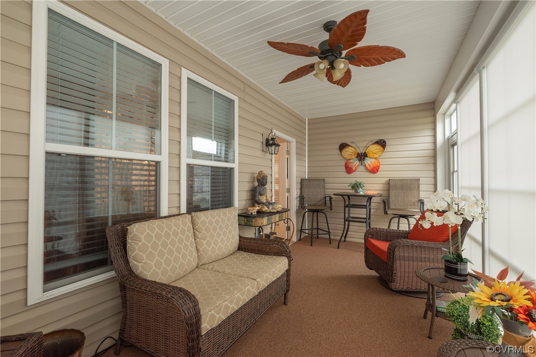 Sunroom with ceiling fan