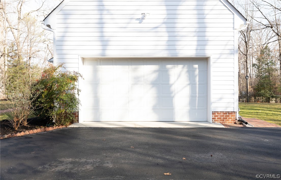 The 2 car garage is waiting for your cars and kayaks