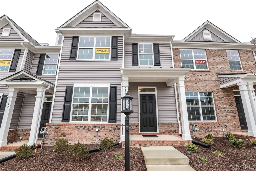Watermark, an upscale community nestled around beautiful Watermark Lake in award-winning Chesterfield County, Virginia features Eastwood Homes’ most innovative line of townhome designs in a beautiful master-planned setting. The Burlington is a two-story townhome with 3 bedrooms and 2.5 baths.