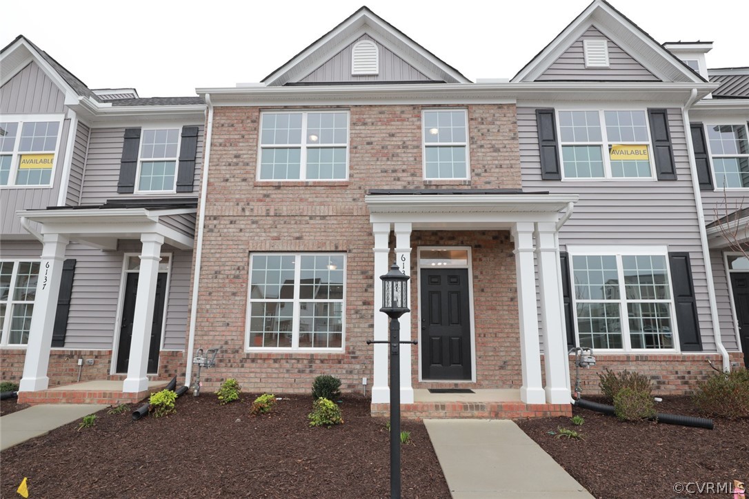 Watermark, an upscale community nestled around beautiful Watermark Lake in award-winning Chesterfield County, Virginia features Eastwood Homes’ most innovative line of townhome designs in a beautiful master-planned setting. The Morganton is a two-story townhome with 3 bedrooms and 2.5 baths.