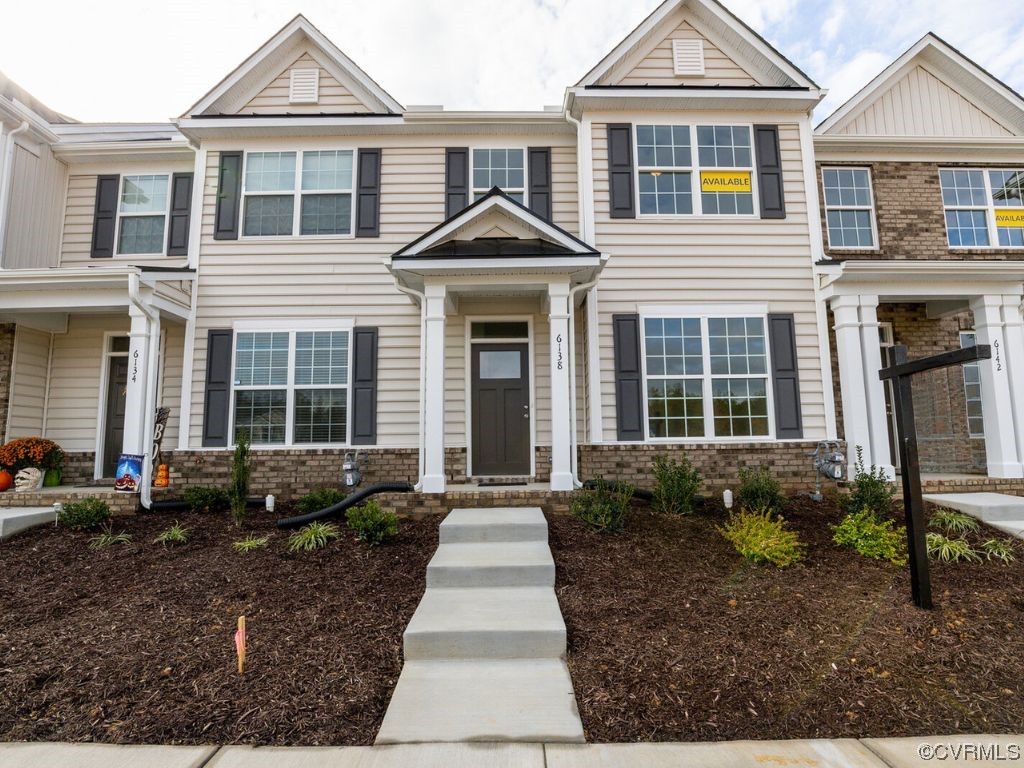 Watermark, an upscale community nestled around beautiful Watermark Lake in award-winning Chesterfield County, Virginia features Eastwood Homes’ most innovative line of townhome designs in a beautiful master-planned setting. The Burlington is a two-story townhome with 3 bedrooms and 2.5 baths.
