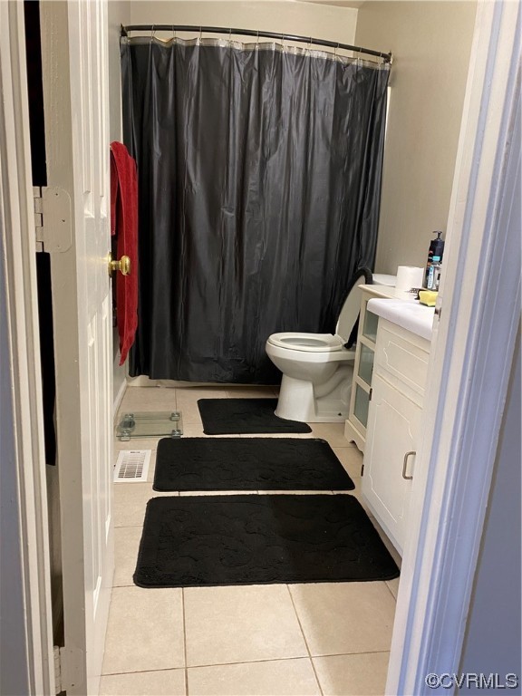 Bathroom of 1307: Ceramic tile flooring, shower/tub combo.