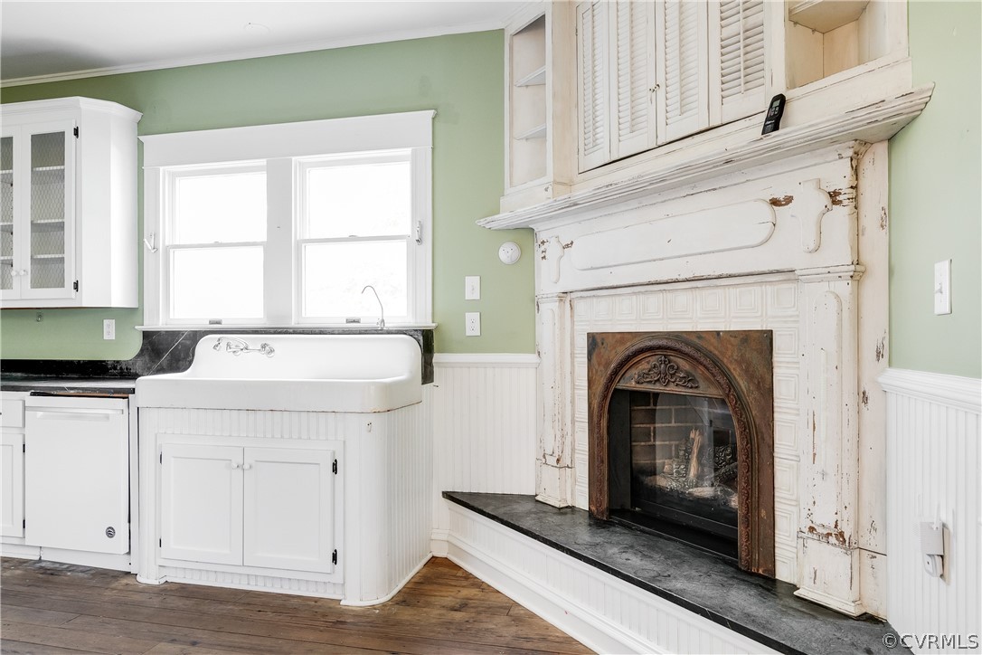 Extra large farm sink and gas fireplace