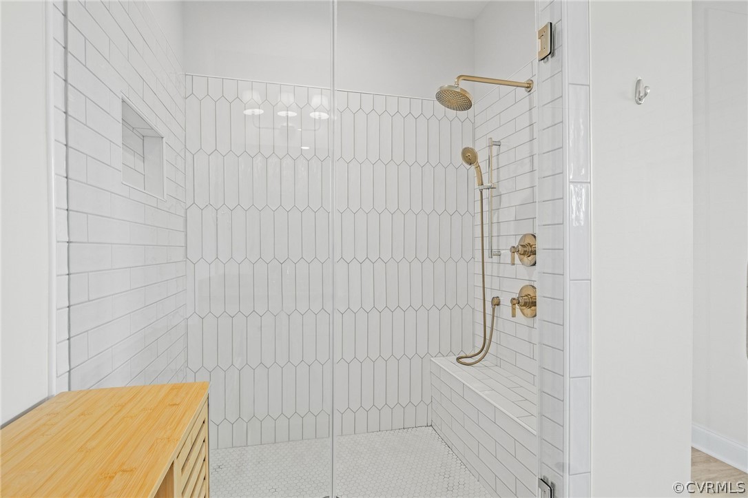 What a beautiful shower. Full tiled.