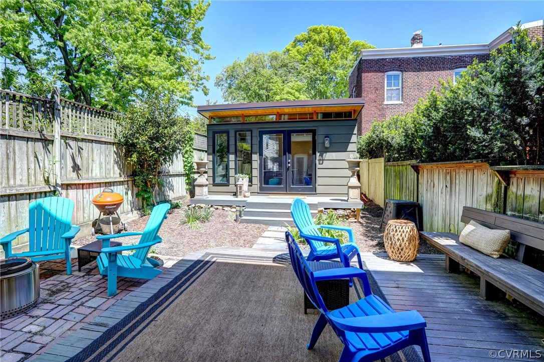 Private backyard with large deck and 16x12 studio!