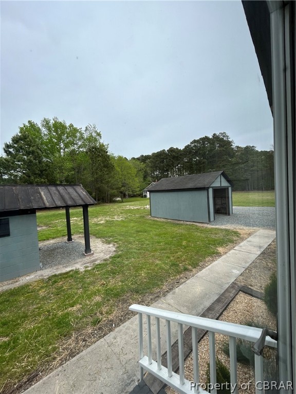 View of yard with an outdoor structure