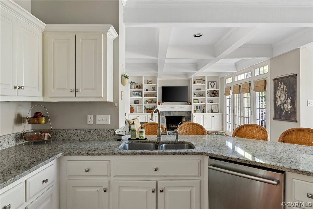 Beautiful kitchen with sight into the family room
