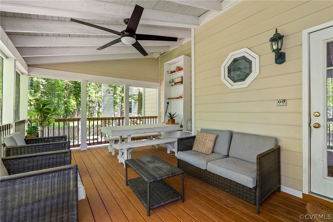 Screened in porch, perfect for entertaining