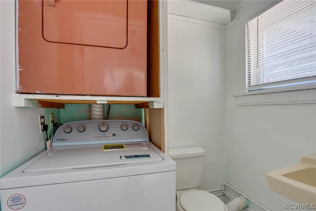 Laundry room with sink and washer / clothes dryer