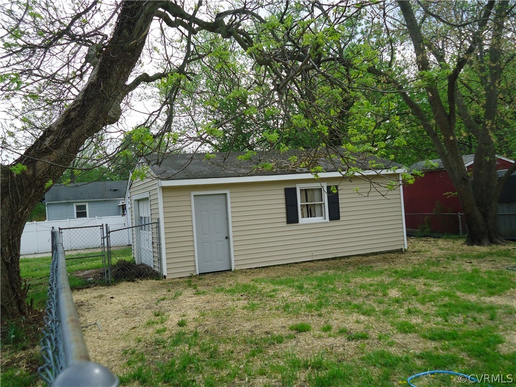 View of shed / structure with a yard