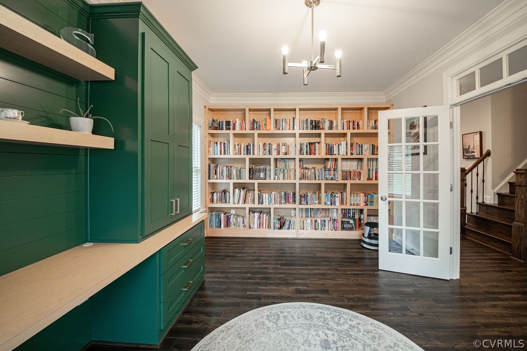 Incredible built in office space and book shelves.