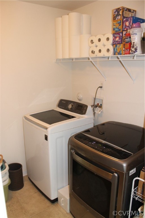Laundry area featuring washer and clothes dryer, washer hookup