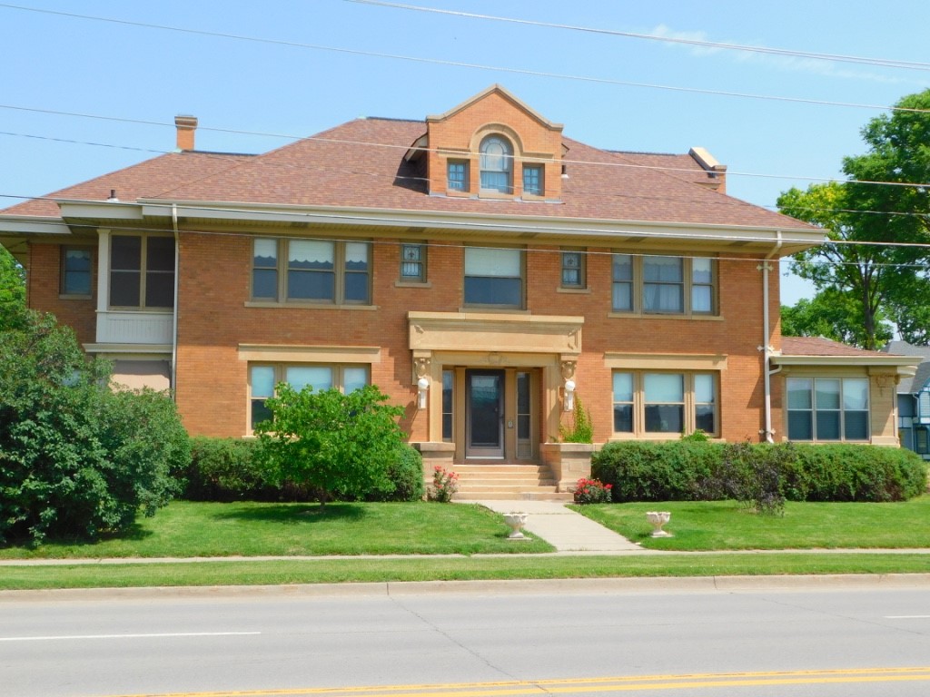 1103 Main Street, Grinnell, Iowa 50112, 5 Bedrooms Bedrooms, ,1 BathroomBathrooms,Residential,For Sale,Main,676265