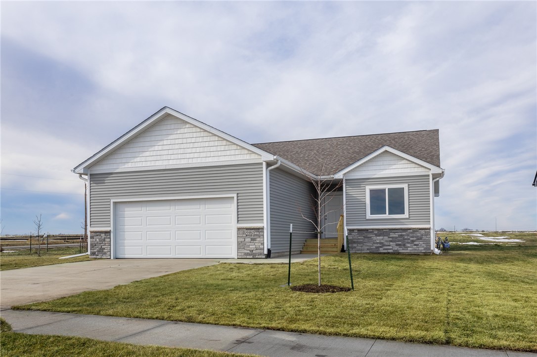 980 11th Street, Waukee, Iowa 50263, 2 Bedrooms Bedrooms, ,2 BathroomsBathrooms,Residential,For Sale,11th,679164