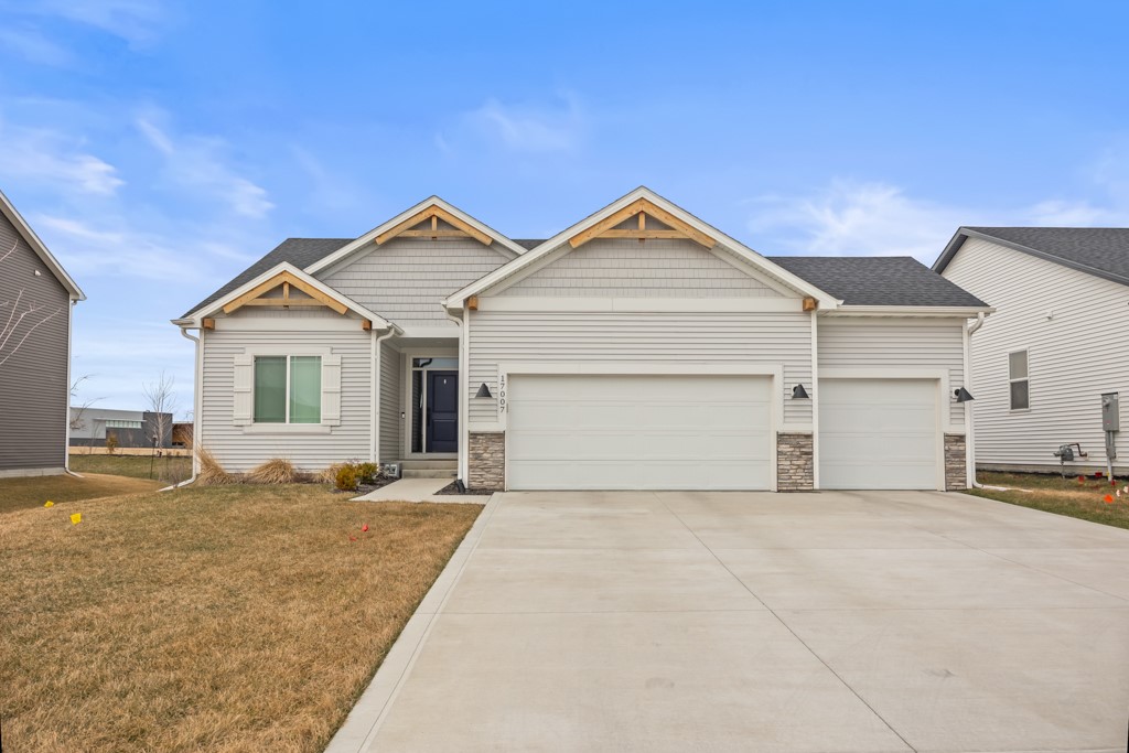 17007 Hickory Drive, Urbandale, Iowa 50323, 4 Bedrooms Bedrooms, ,2 BathroomsBathrooms,Residential,For Sale,Hickory,686176
