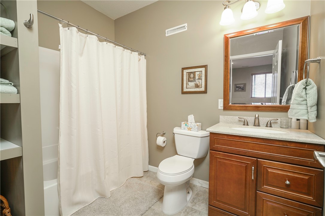 5429 Prairie Parkway, Johnston, Iowa 50131, 3 Bedrooms Bedrooms, ,2 BathroomsBathrooms,Residential,For Sale,Prairie,689228