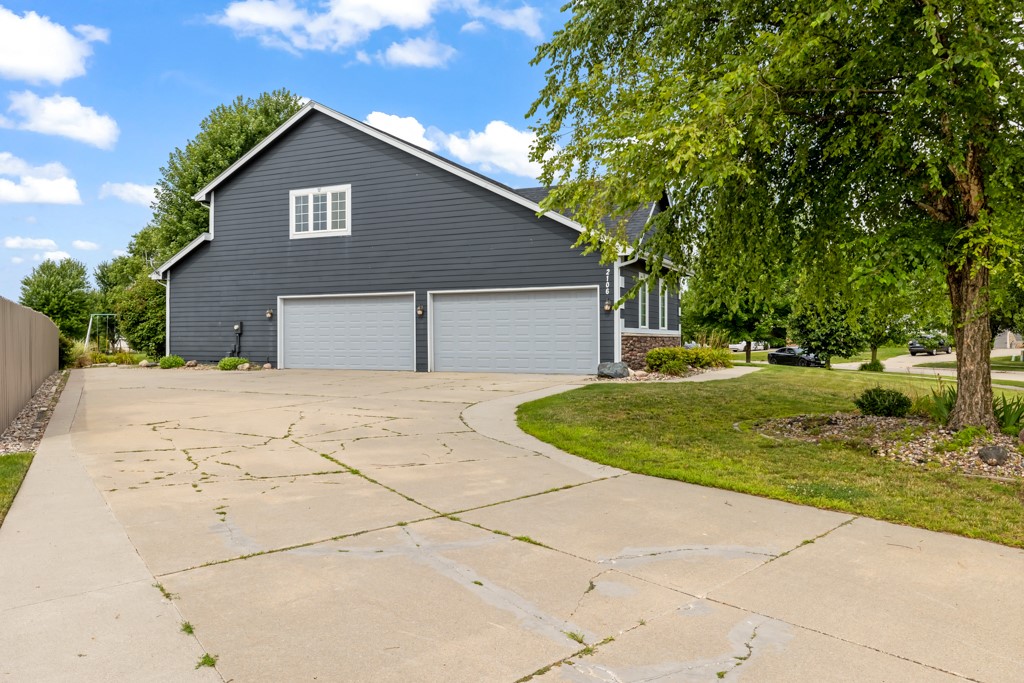 2106 Woodland Drive, Ankeny, Iowa 50023, 4 Bedrooms Bedrooms, ,1 BathroomBathrooms,Residential,For Sale,Woodland,689702