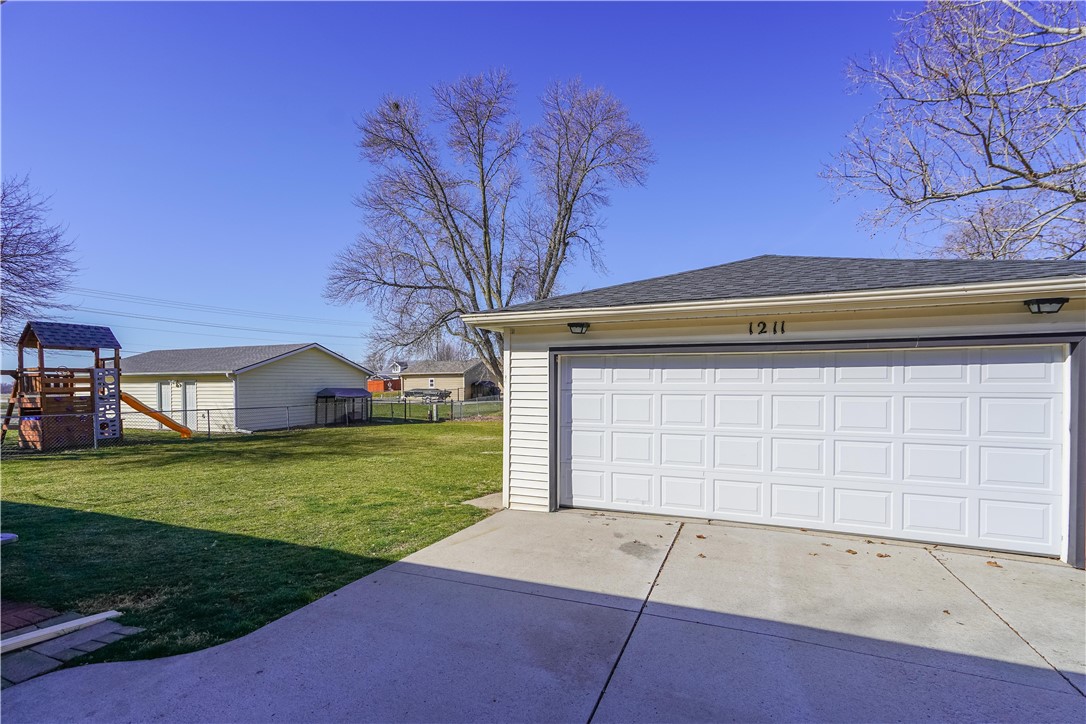 1211 13th Street, Newton, Iowa 50208, 3 Bedrooms Bedrooms, ,Residential,For Sale,13th,690929