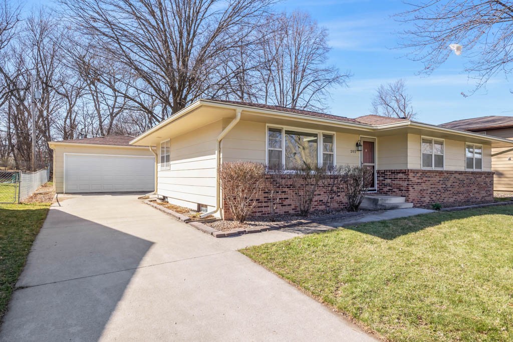 202 12th Avenue, Altoona, Iowa 50009, 3 Bedrooms Bedrooms, ,1 BathroomBathrooms,Residential,For Sale,12th,691008