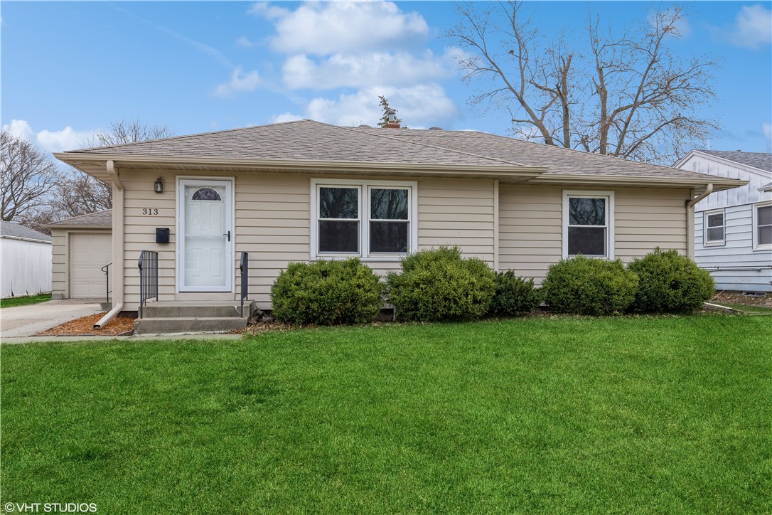 313 East Lawn Drive, Ankeny, Iowa 50021, 3 Bedrooms Bedrooms, ,1 BathroomBathrooms,Residential,For Sale,East Lawn,691268