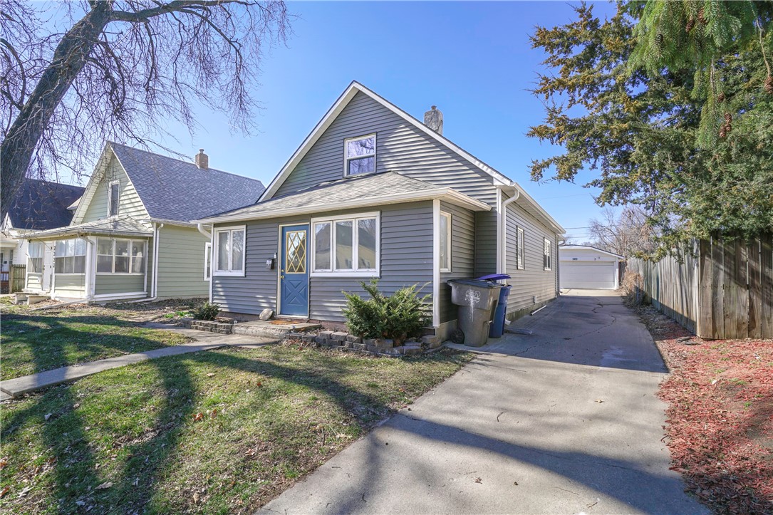 2336 13th Street, Des Moines, Iowa 50316, 3 Bedrooms Bedrooms, ,1 BathroomBathrooms,Residential,For Sale,13th,691612