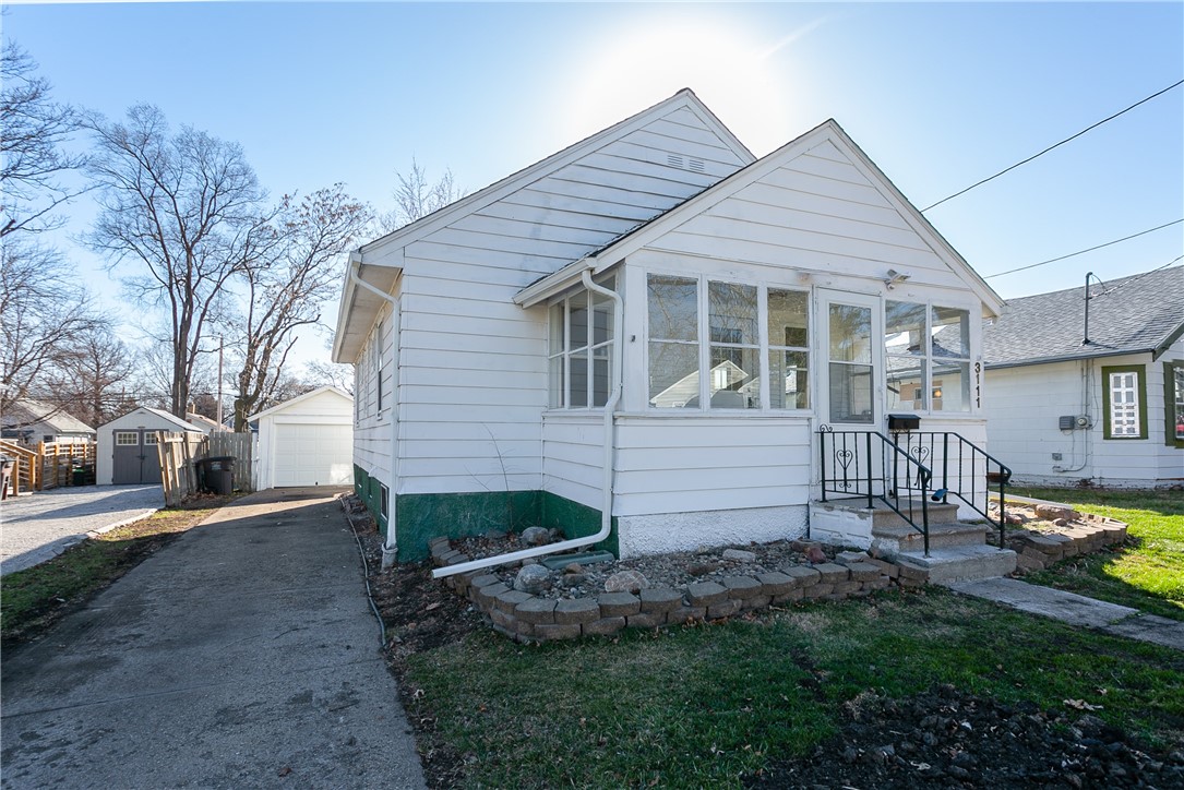 3111 Columbia Street, Des Moines, Iowa 50313, 2 Bedrooms Bedrooms, ,Residential,For Sale,Columbia,690877