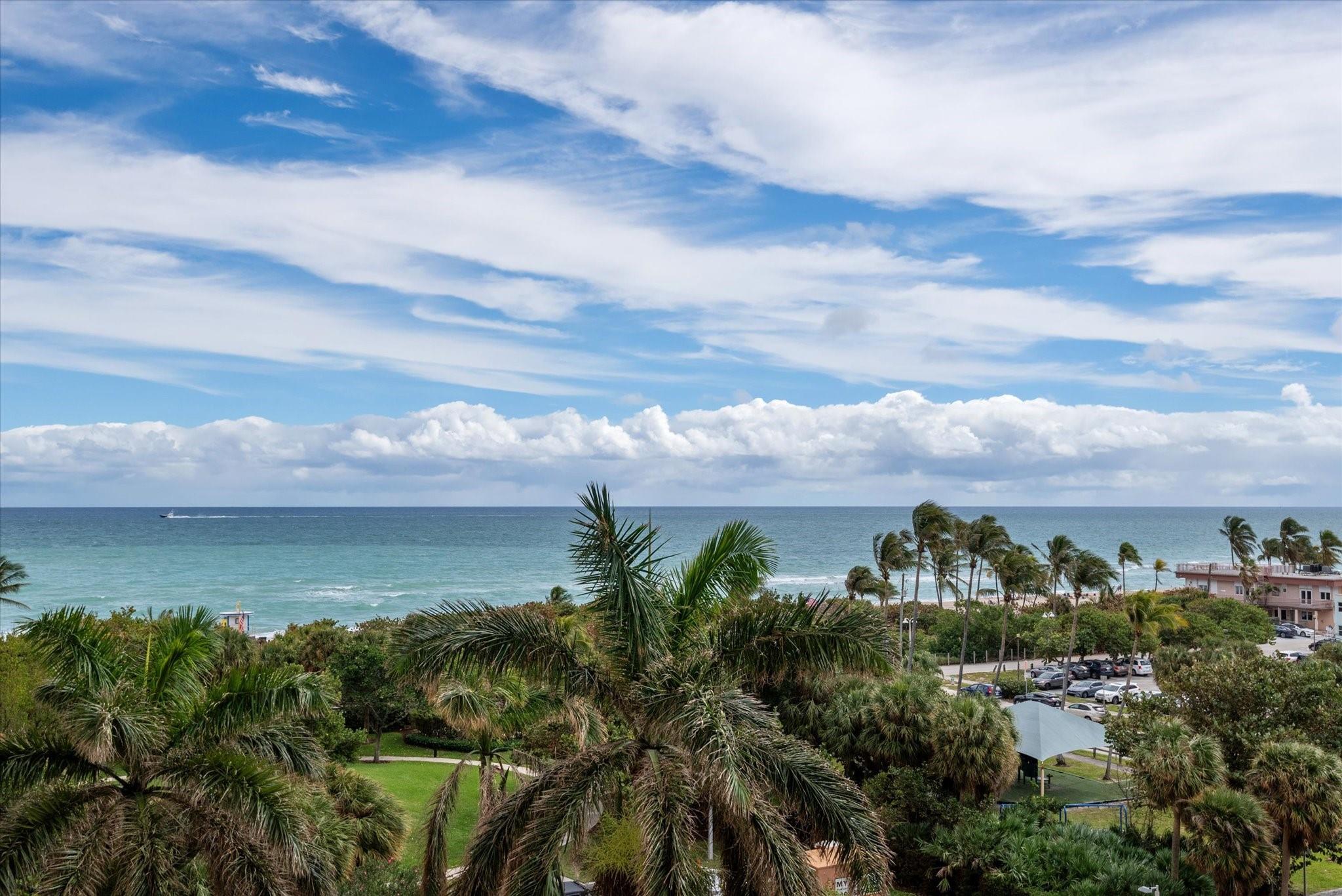 Condo for Sale in Hollywood, FL