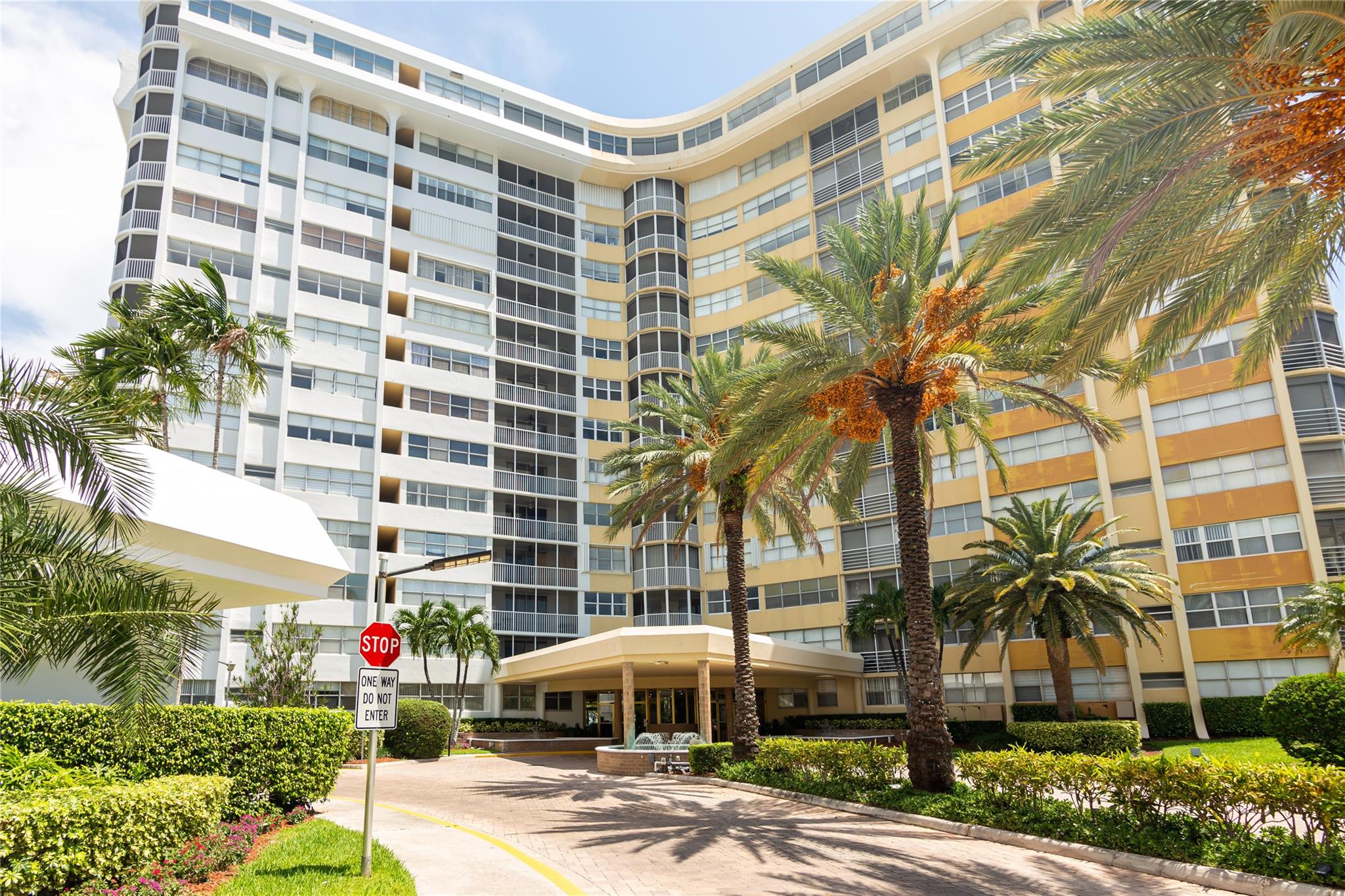 Water front luxury Condo with panoramic water views! This 2/2 Unit is located in the highly desired community of Lake point Tower & Marina nice and layout nice size rooms and plenty of storage are just some of the wonderful things this apartment has to offer. Walking out to the balcony and seeing the waterfront views is just another added bonus to this amazing unit. Enjoy the great amenities that this building has to offer including a nice pool, gym, sauna, full clubhouse.. and more.. Live every day as if you are on vacation! close to shopping entertainment and restaurants.