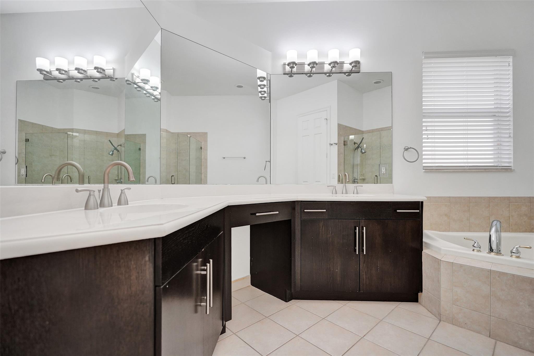 7467 NW 114th Ter