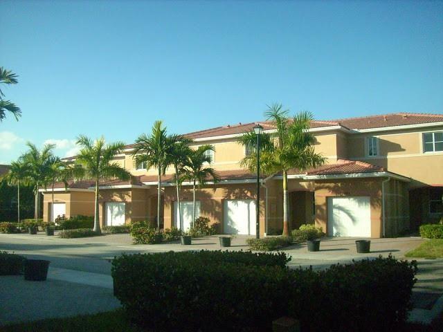 4/3 TOWNHOME AVAILABLE, PERFECT FOR INVESTORS.  WHICH FEATURES 1 FULL BEDROOM AND BATHROOM ON THE 1ST FLOOR. NO RENTAL RESTRICTIONS. NO AGE RESTRICTION. PET FRIENDLY. THIS IS A SMALL PRIVATE, GATED COMMUNITY. THIS COMMUNITY IS TUCKED AWAY, SO ITS NOT EZ TO FIND. YOU MUST USE 3036 GRIFFIN ROAD AS THE ADDRESS BECAUSE NAVIGATION CANNOT LOCATE IT, BUT IT'S 8 MINUTES FROM THE FORT, LAUDERDALE AIRPORT AND 10 MINUTES FROM HARDROCK GUITAR BUILDING. 3 MINUTES TO I-95......this property is tenant occupied and requires 48 hours' notice !!
