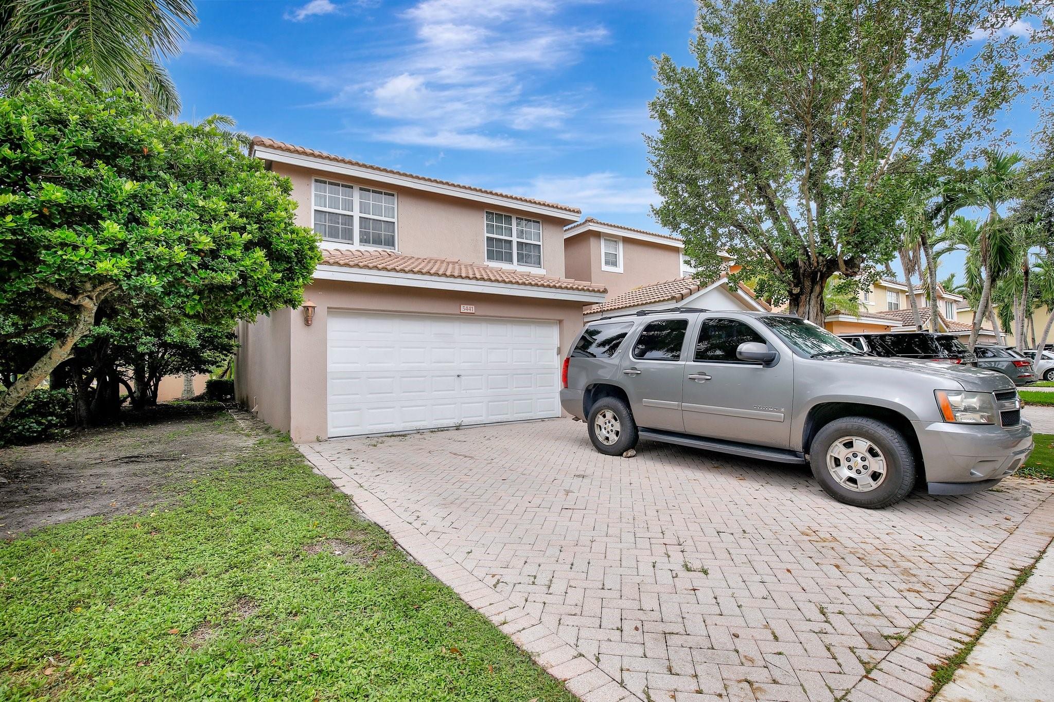 This is an immaculate, 3 beds/2.5 baths, Corner unit home located in desirable West Sunrise community.  Spacious, open floor plan with tile and carpet. Downstairs include formal living/dining room, kitchen has stainless steel refrigerator. Loft upstairs could be den or play room.  Master bedroom is huge with tray ceiling, walk-in closet. Full size washer & dryer. 2 car garage.  Fenced backyard for privacy & entertainment. Community pool for family relaxation.  Close to great schools, Sawgrass mall, restaurants & highways, Sawgrass Mall.