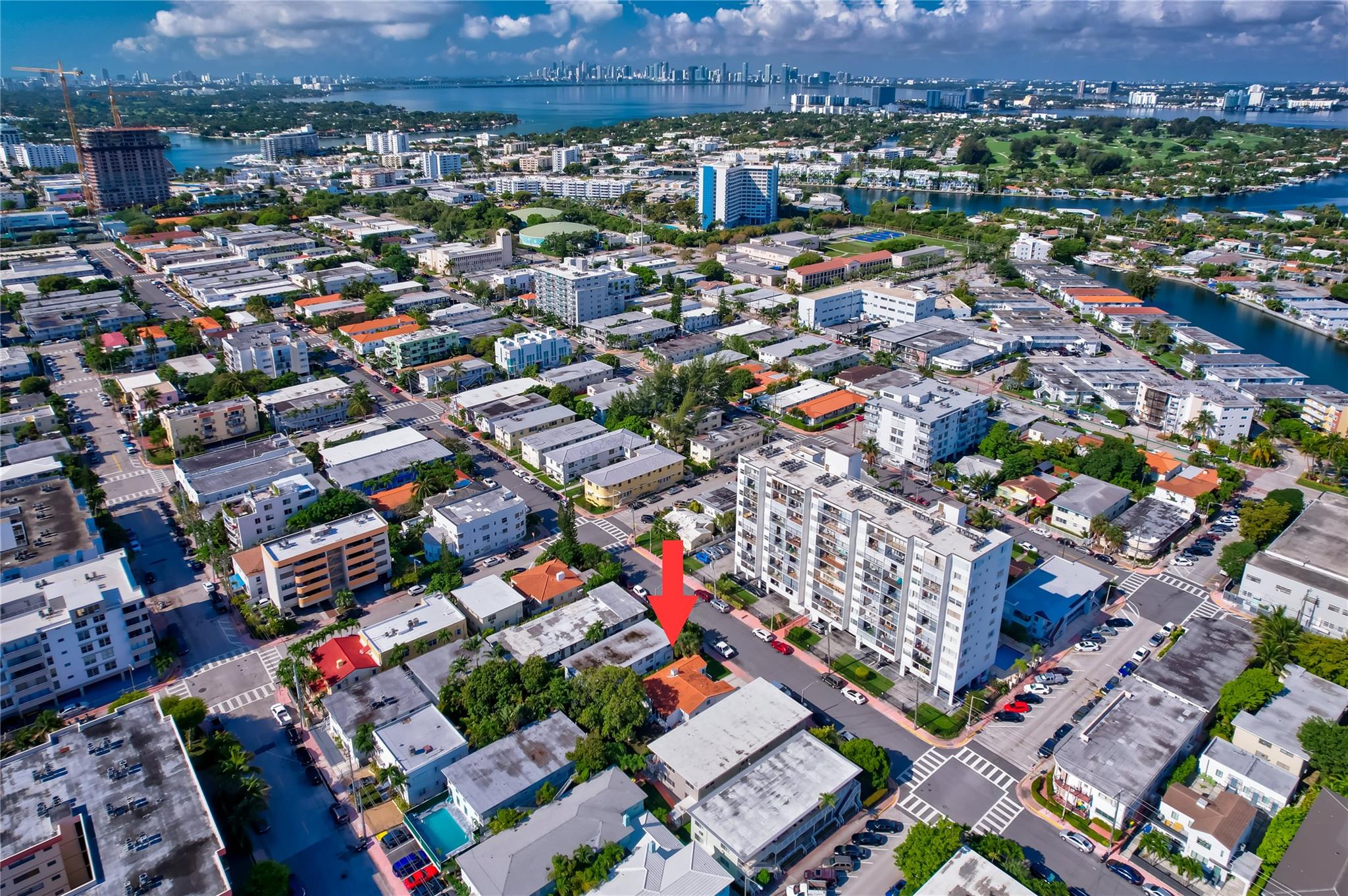 Discover this spacious house, completely remodeled, fully furnished. Located just two blocks from the beach. Combines style, comfort and living by the sea. Perfect for a large family.