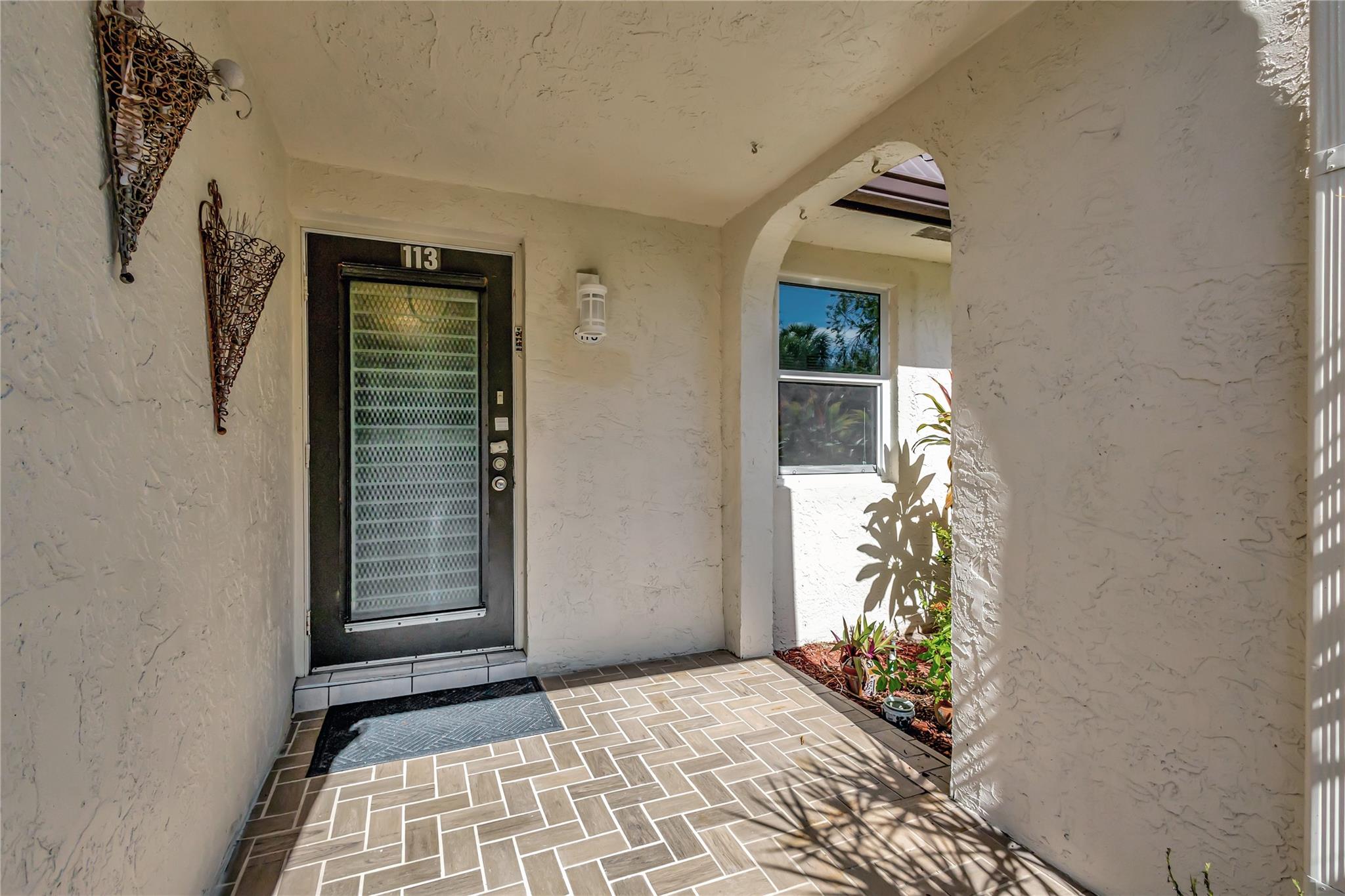 Photo 3 of home located at 113 Lake Susan Dr 113, West Palm Beach FL