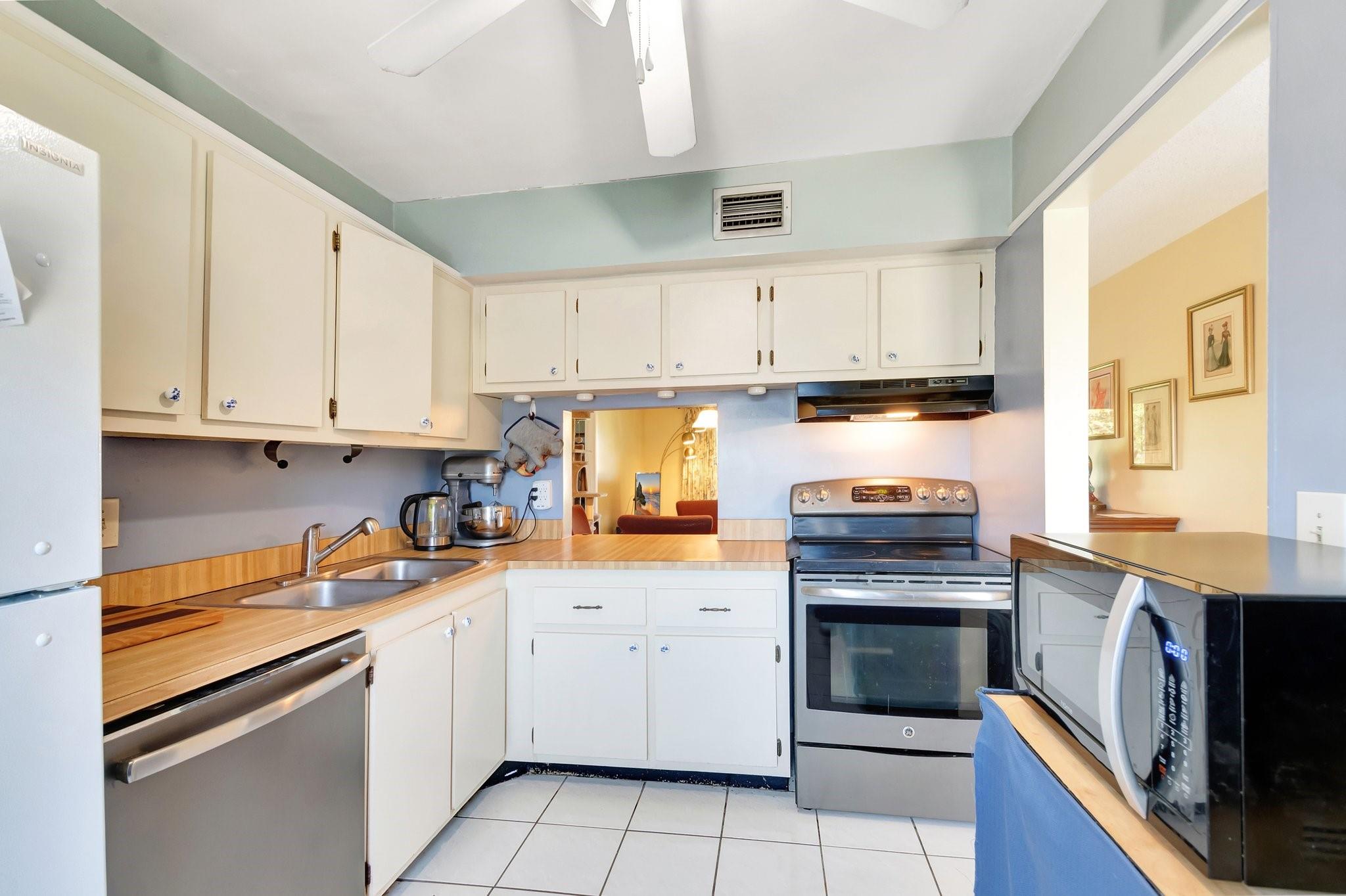 Photo 4 of home located at 100 Lake Meryl Dr 201, West Palm Beach FL