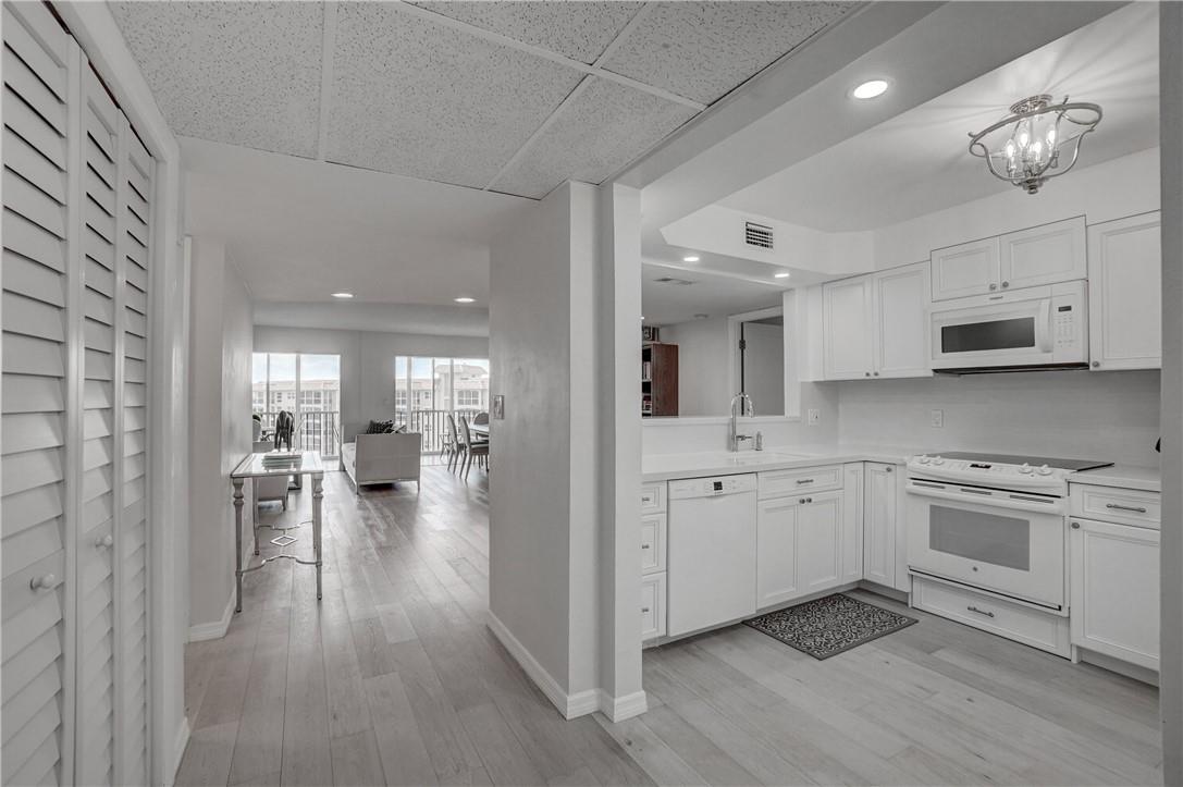 BEAUTIFULLY RENOVATED CONDO WITH GORGEOUS OCEAN AND GARDEN VIEWS. OPEN FLOOR PLAN WITH SPLIT BEDROOMS, OVER 1500SF OF LIVING SPACE. STEPS FROM THE BEACH WITH PRIVATE GATED ACCESS, POOL AND MARINA. SHORT DRIVE TO DOWNTOWN MIZER WITH SHOPPING, RESTAURANTS AND ENTERTAINMENT. THIS IS A TRUE BEAUTY!!