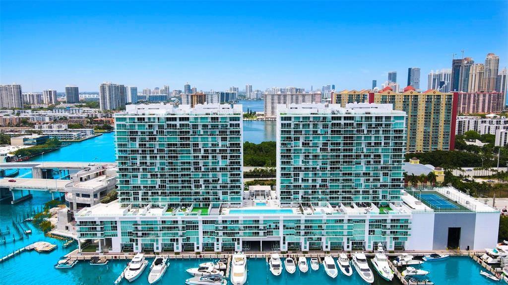 Apartamento à Venda em Sunny Isles Beach, FL