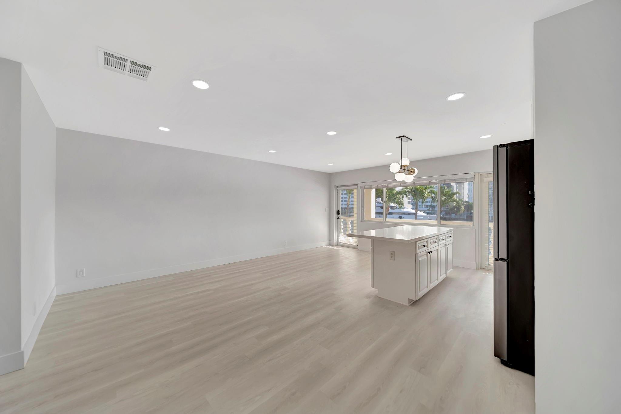 2895 NE 32 Street 208