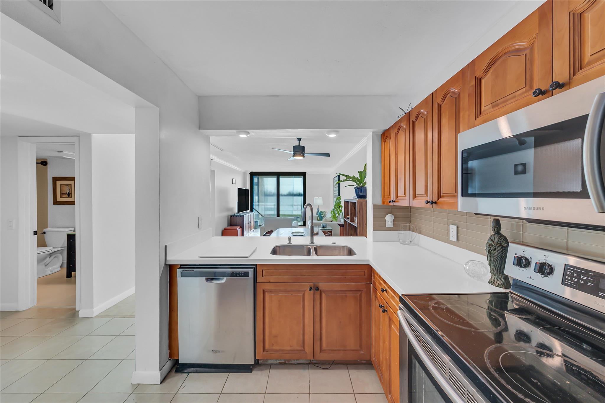 Homes for sale in Oakland Park, FL | 111 Lake Emerald Dr #105, Oakland Park, FL 33309 | MLS# F10507798