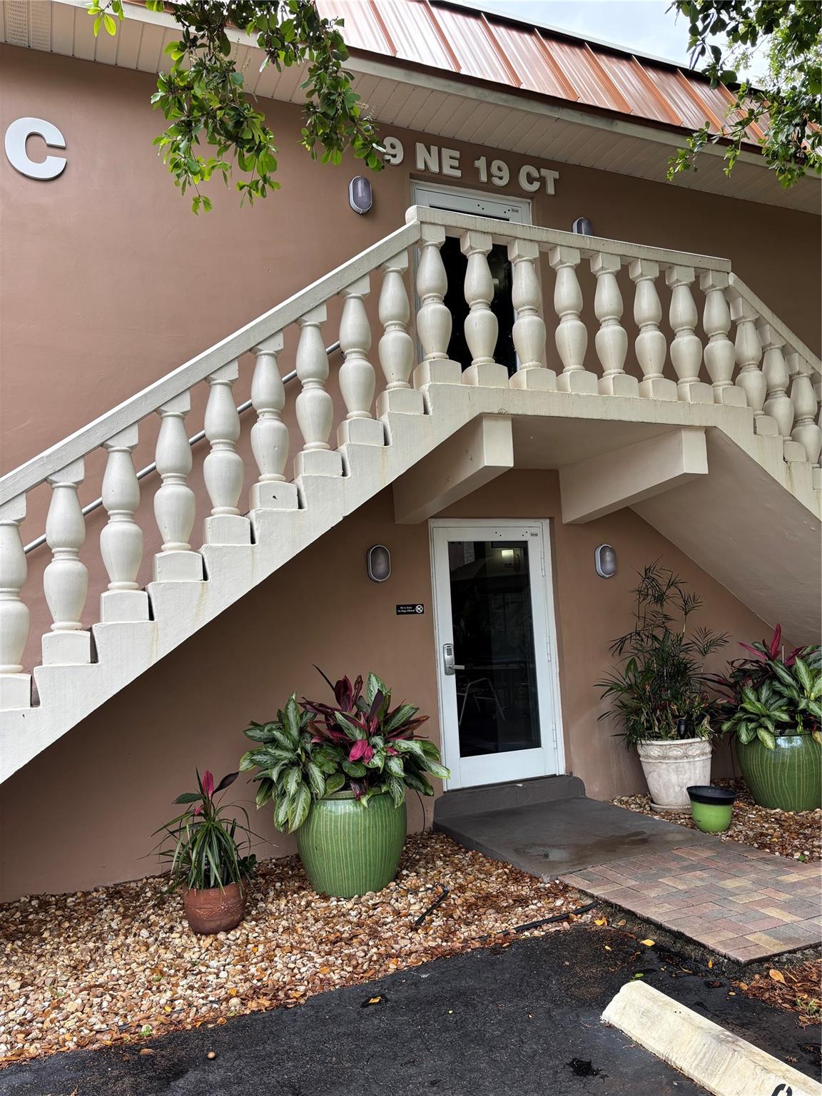 First floor spacious 1 bedroom / 1 bathroom unit in Wilton Manors short distance from The Drive. Place has been remodeled with newer  stainless steal appliances and  laminate floors. Huge walking closet. Secured entry building . Pleasant view of the garden on this investor's friendly complex. Community pool and small clubhouse. Laundry room on the same floor . Cats and birds are welcome ! Unit comes with a storage! Building recently tainted and brand new rood installed. Cash only.
Also for rent : $1,700.00 a month