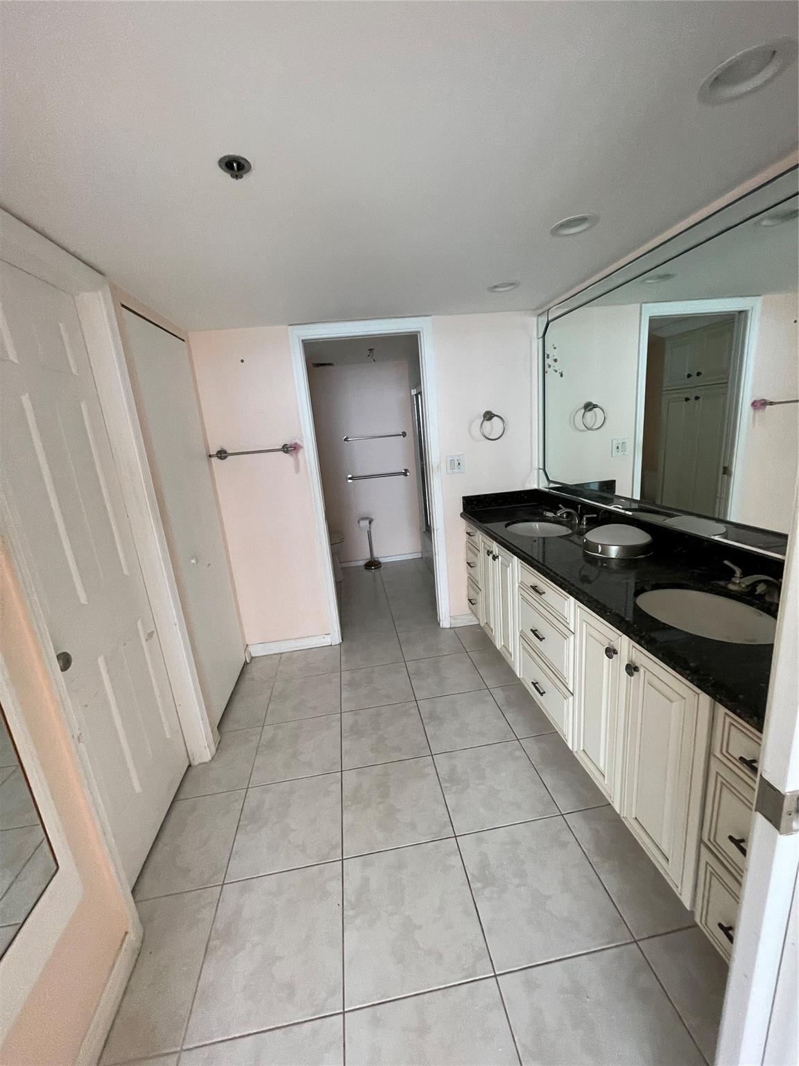 Image to showcase the property located at 840 Ocean Dr 1005