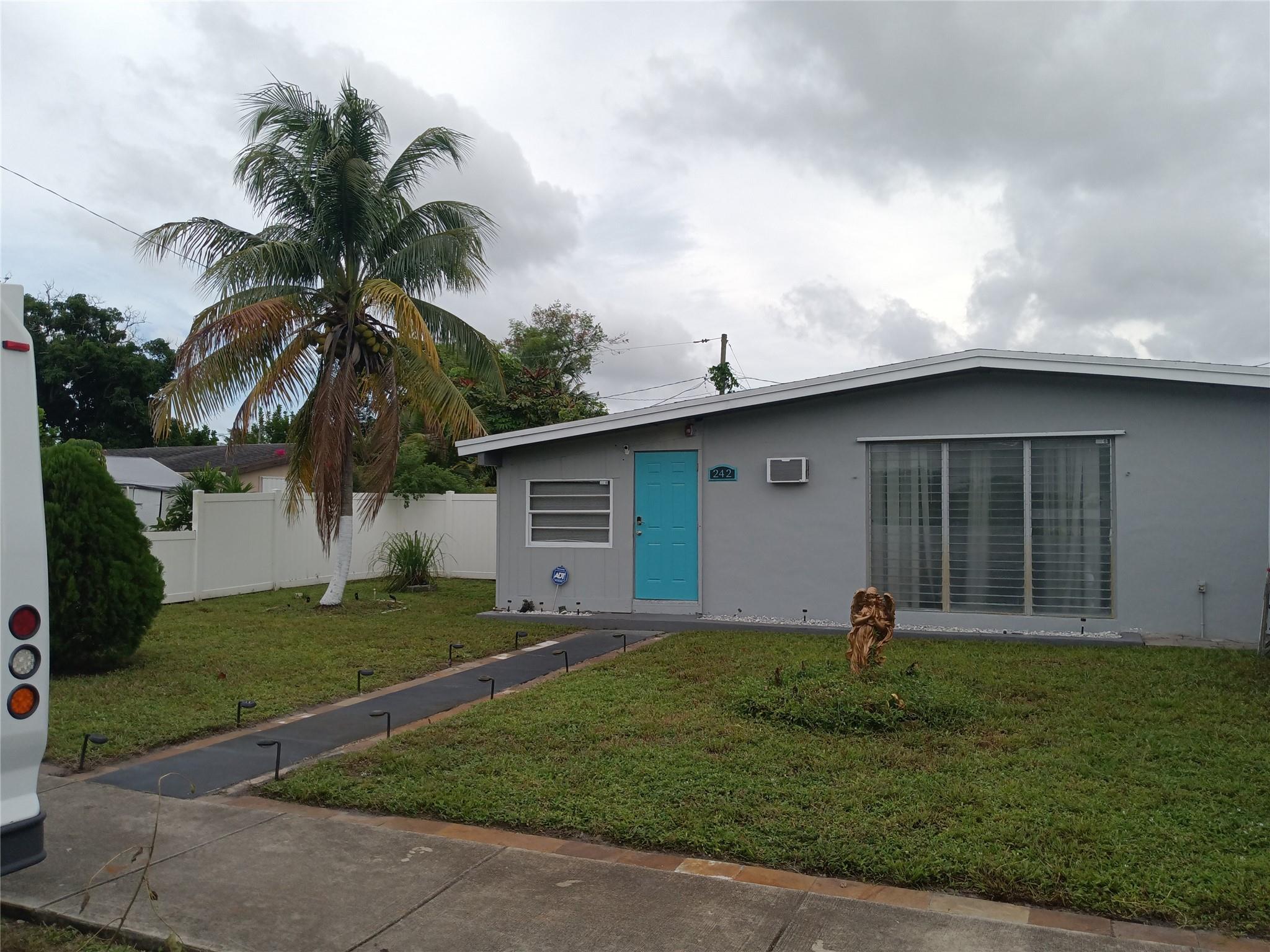 242 NE 42nd St, Deerfield Beach, FL 