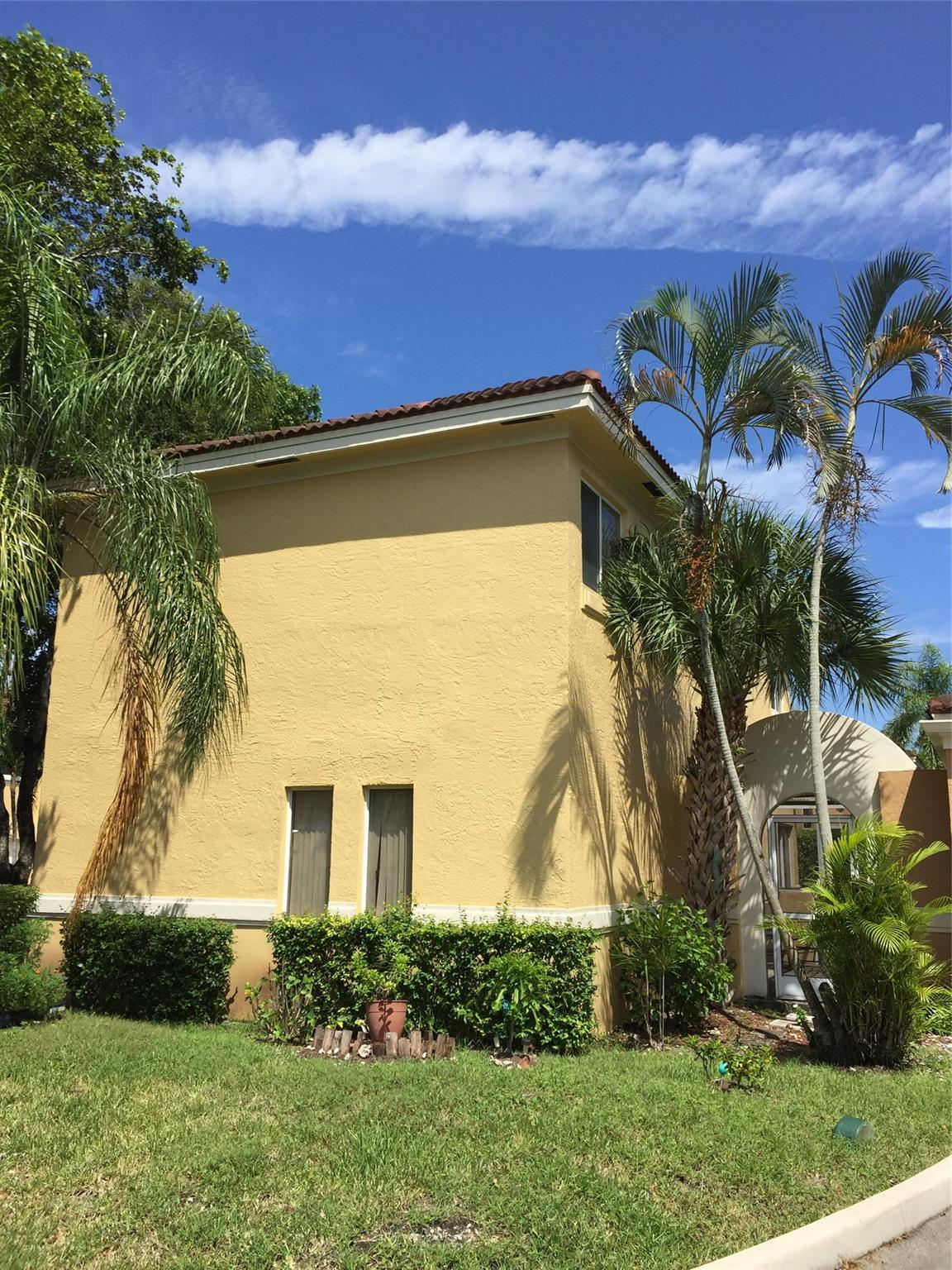 11285 Lakeview Dr #35-J, Coral Springs FL 33071