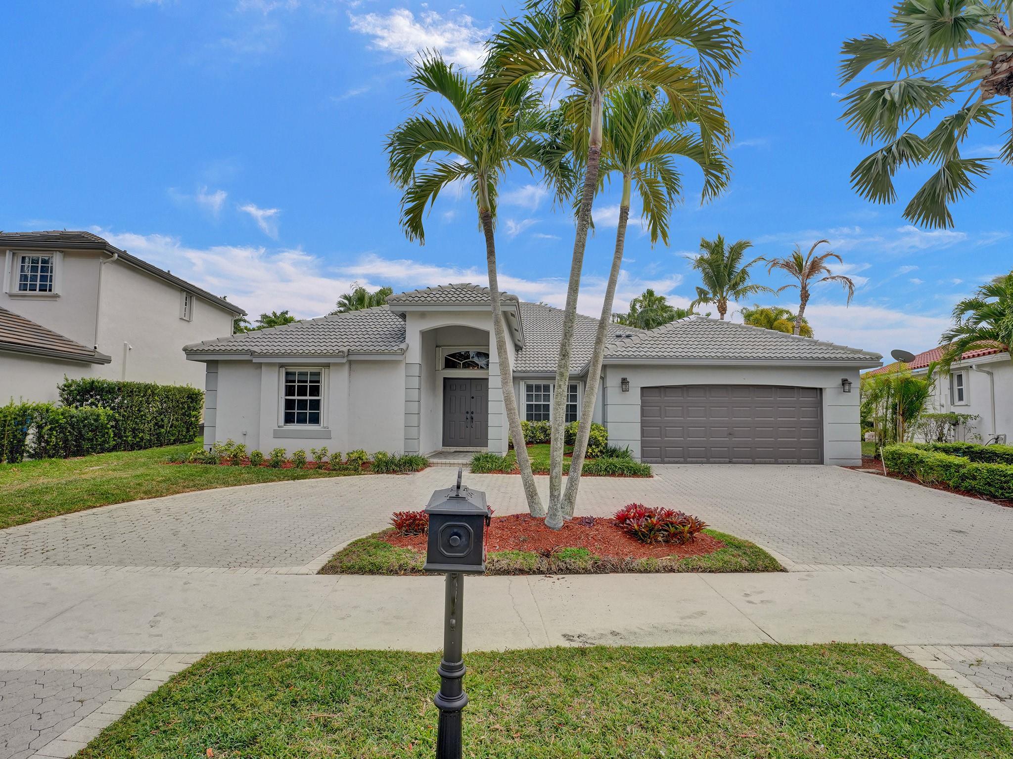 House for Sale in Weston, FL