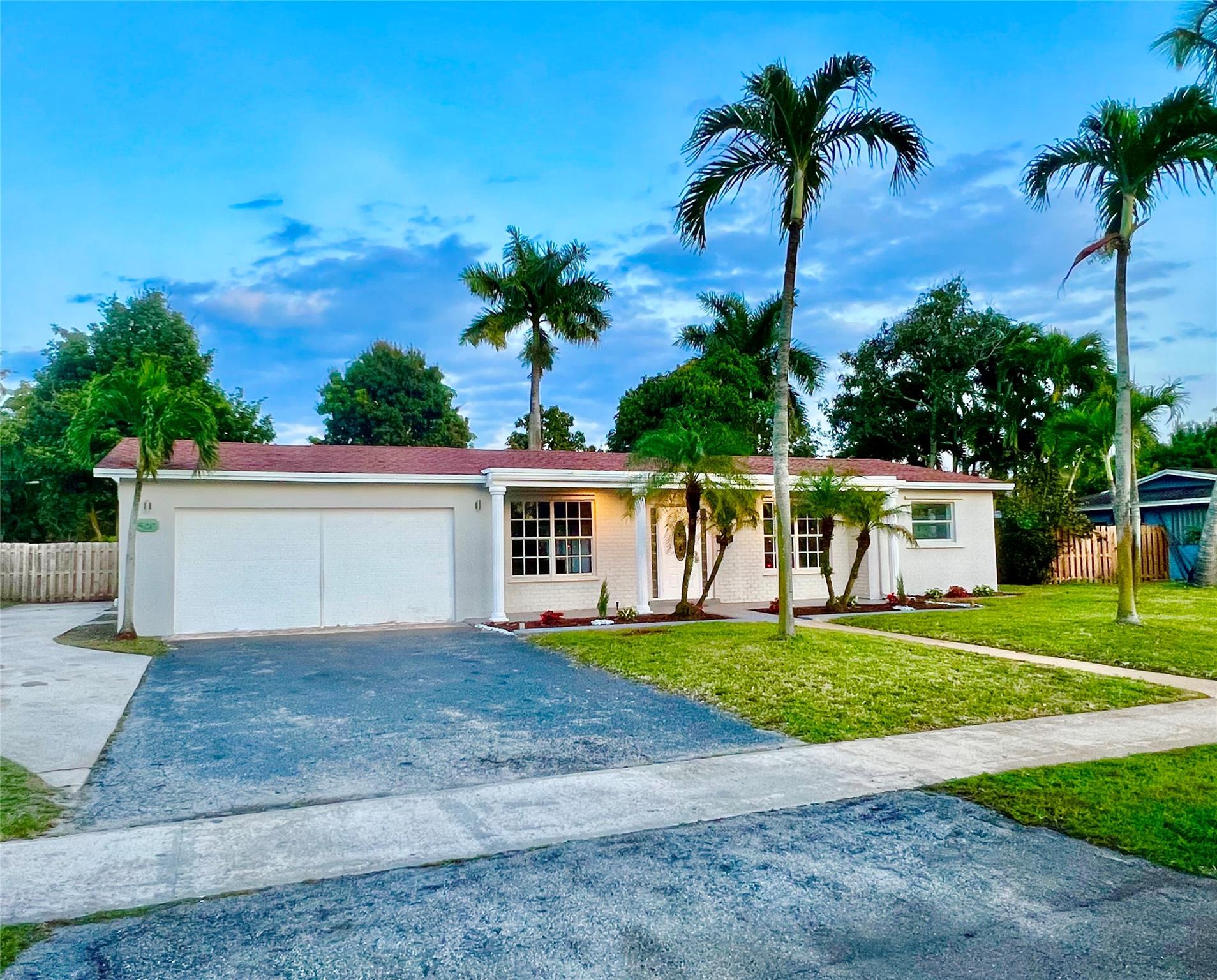 560 Ridgewood Ln, Plantation, FL 